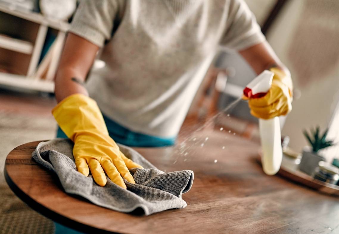 Oberflächenreinigung Holztisch