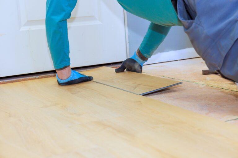 Carpenter,Carefully,Lays,Down,Laminate,Flooring,In,Room,During,Home