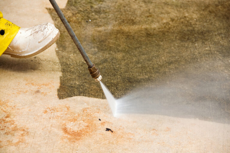 Maintenance,Worker,Cleaning,Old,Dirty,Driveway,With,A,Pressure,Cleaner