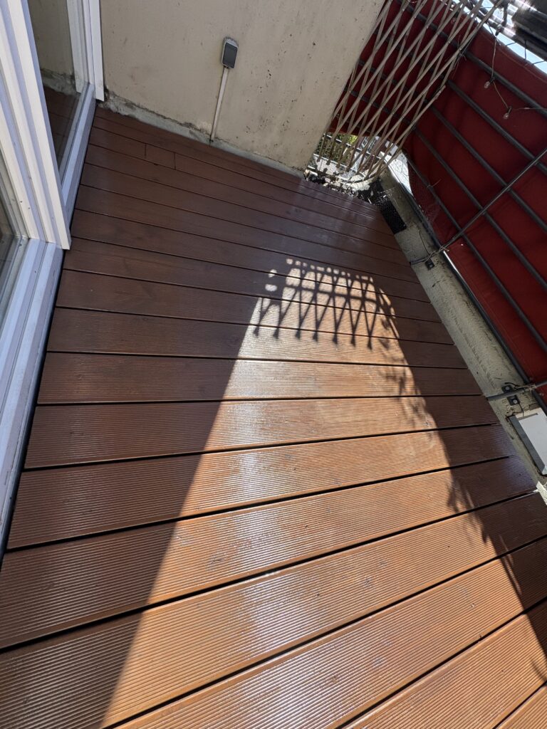 Holzterrasse Reinigung Berlin mit farbiger Lasur